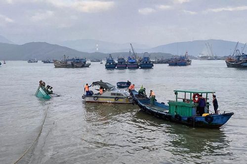 Biên phòng Quảng Trị kịp thời ứng cứu ngư dân gặp nạn