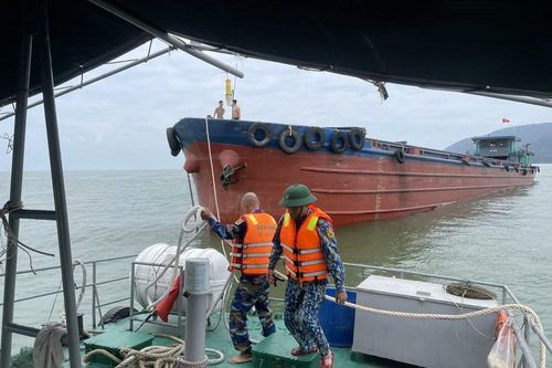 Bộ đội Biên phòng lai dắt an toàn tàu hàng bị hỏng máy, trôi neo trên vịnh Đà Nẵng