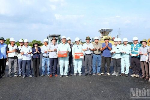 Cà Mau 'tiếp lửa' trên công trường cao tốc đang dồn lực về đích