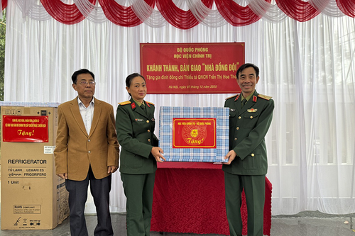 Học viện Chính trị bàn giao nhà đồng đội tặng gia đình Thiếu tá QNCN Trần Thị Hoa Thơm