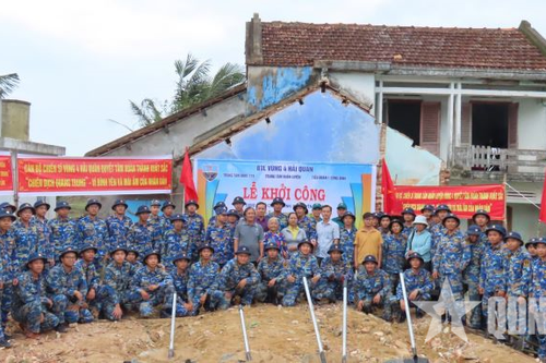 Trung tâm huấn luyện Vùng 4 Hải quân khởi công xây nhà cho người dân Đắk Lắk bị thiệt hại do mưa lũ