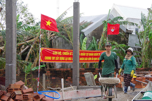 Gia Lai: 100 cán bộ, chiến sĩ Trường Quân sự Quân đoàn 34 xây, sửa nhà giúp nhân dân xã Ngô Mây