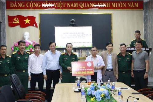 Bộ CHQS TP Đà Nẵng hỗ trợ kinh phí để Bệnh viện Đa khoa khu vực Quảng Nam khắc phục hậu quả mưa lũ