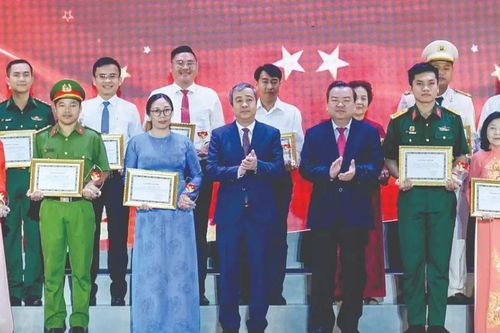 Tôn vinh điển hình học tập và làm theo tư tưởng, đạo đức, phong cách Hồ Chí Minh