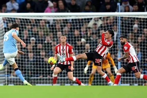 Thắng Sunderland 3-0, Man City chỉ còn kém Arsenal 2 điểm
