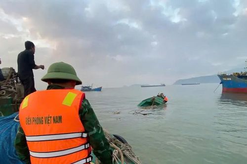 Tàu cá chìm gần đảo Hòn La, 4 ngư dân được cứu sống