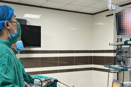 Tự ý dùng thuốc tại nhà, một người bị thủng ổ loét hành tá tràng