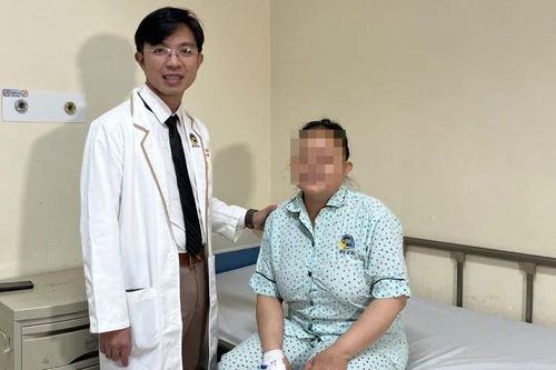 Phẫu thuật khẩn cấp cứu sống bệnh nhân xuất huyết dưới não hiếm gặp
