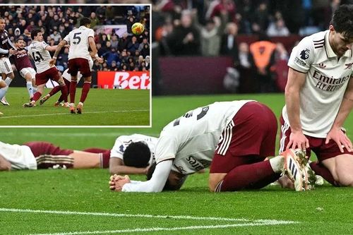 Chùm ảnh nhiều cầu thủ Arsenal đổ gục xuống sân Villa Park