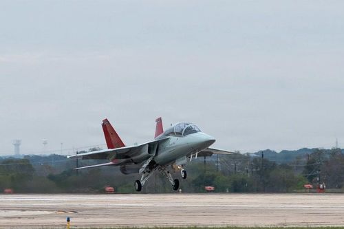 Bàn giao chiếc T-7A Red Hawk đầu tiên để sử dụng trong chiến đấu