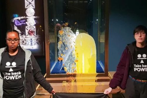 Anh bắt 4 người ném thức ăn vào tủ trưng bày vương miện tại Tháp London