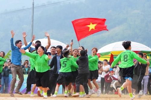 Ấn tượng những hình ảnh 'giải bóng đá triệu view' ở Quảng Ninh