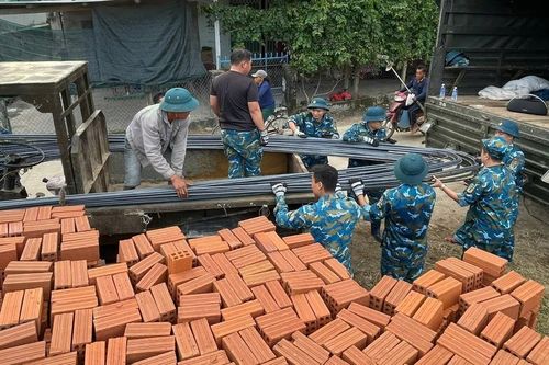 Huy động quân nhân tay nghề cao xây nhà mới giúp người dân vùng lũ kịp đón Tết