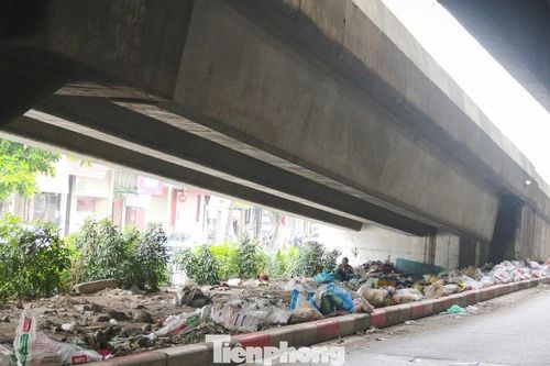Chủ tịch Hà Nội chỉ đạo xử lý tình trạng rác dày đặc đường Vành đai 2, Vành đai 3