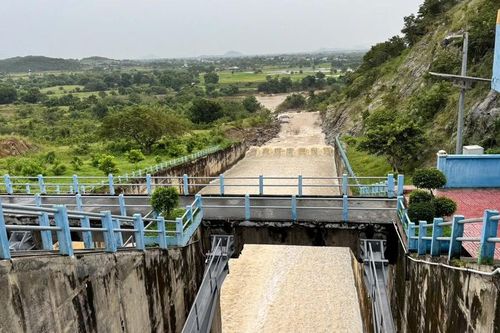 Nước vượt ngưỡng, hai hồ thủy lợi ở Lâm Đồng đồng loạt tăng xả