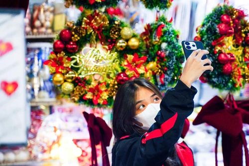 Phố Hàng Mã rực rỡ Giáng sinh nhưng sức mua sụt giảm