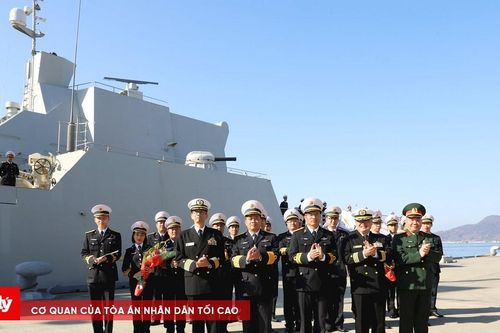 Tàu 015-Trần Hưng Đạo cập cảng Kure, bắt đầu thăm xã giao Nhật Bản