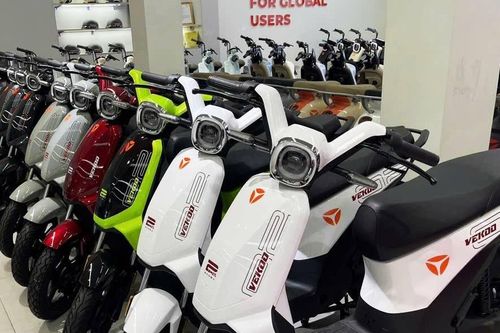 Nguồn cung xe máy mới tăng kỷ lục, thị trường còn giảm giá mạnh tháng cuối năm