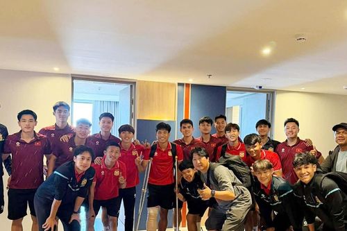 U22 Việt Nam có hành động cực đẹp với cầu thủ Lào bị gãy chân