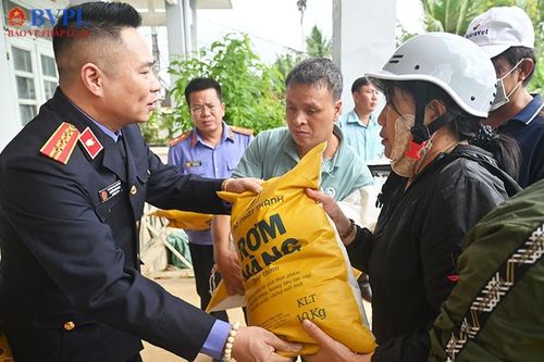 Báo Bảo vệ pháp luật tặng quà bà con đặc khu Lý Sơn, Quảng Ngãi và vùng 'rốn lũ' Diên Điền, Khánh Hòa