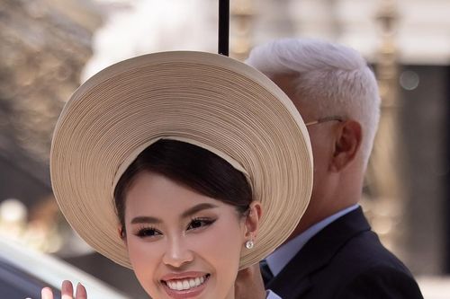 Tiên Nguyễn diện áo dài, đeo trang sức kim cương trong lễ gia tiên