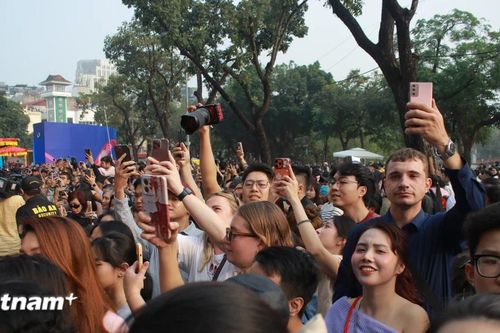 Những hình ảnh về đám cưới đôi trên phố đi bộ Hồ Gươm