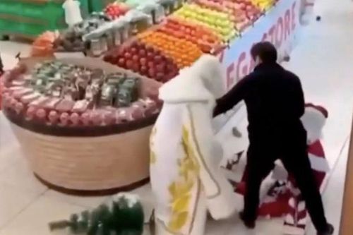 Hai 'ông già Noel' lao vào ẩu đả dữ dội trong siêu thị