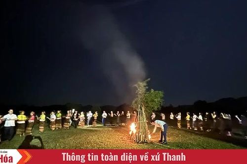Níu chân du khách qua những vòng xòe, điệu khặp