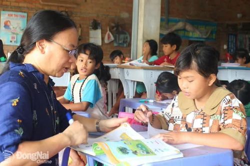 Dạy chữ cho trẻ em làng bè