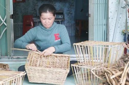 Đồng Tháp: Phụ nữ nông thôn có thêm thu nhập từ nghề đan lục bình