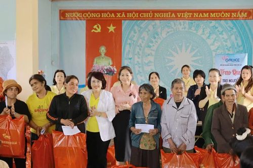 Trao 100 suất quà trị giá hàng trăm triệu đồng cho người dân làng Kret Krot
