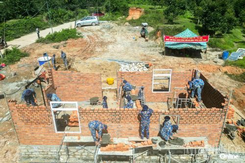 Tái thiết cuộc sống sau mưa lũ: 'Chiến dịch Quang Trung': Thần tốc dựng lại mái ấm cho người dân