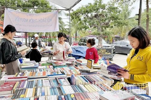 Hội sách thiện nguyện thu hút đông đảo người yêu sách