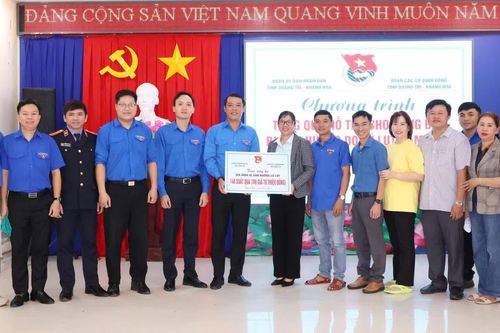 Thăm hỏi, tặng quà người dân tỉnh Khánh Hòa bị thiệt hại do mưa lũ