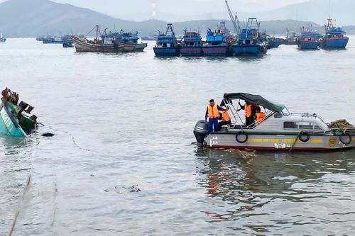 4 ngư dân được ứng cứu kịp thời khi tàu cá bị chìm trên biển