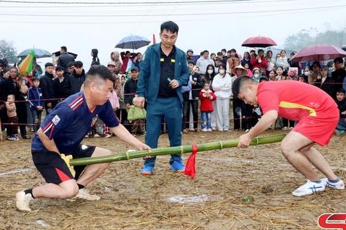 Sôi nổi các trò chơi dân gian tại Ngày hội văn hóa các dân tộc và Ngày hội cam xã Mường Cơi