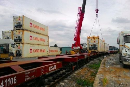 Bảo vệ quyền lợi khách gửi hàng khi tàu hỏa gặp tắc đường vận chuyển