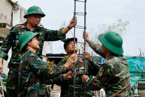 Gia Lai: Lũ cuốn nhà đi, bộ đội dựng lại nhà cho dân