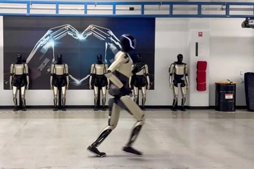 Robot hình người Optimus gây chú ý vì dáng chạy tự nhiên