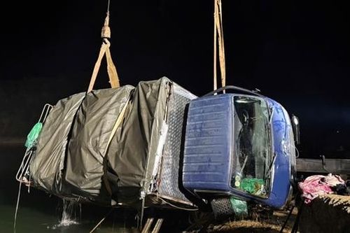 Cứu hộ xe tải rơi xuống lòng hồ thủy điện Sơn La
