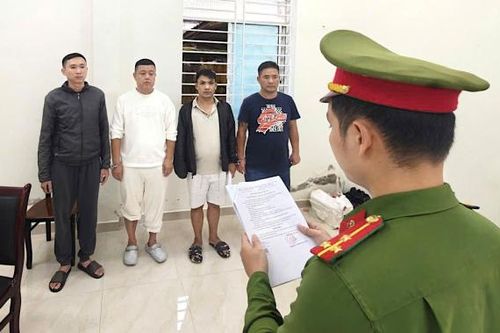 Khởi tố 4 đối tượng khống chế, bắt giữ trái phép con bạc