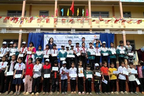Hơn 400 triệu học bổng, phần quà tiếp sức học sinh Lâm Đồng đến trường