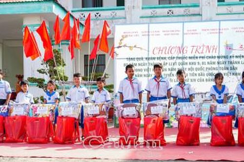 Khám bệnh, hỗ trợ an sinh cho bà con khó khăn phường Hiệp Thành