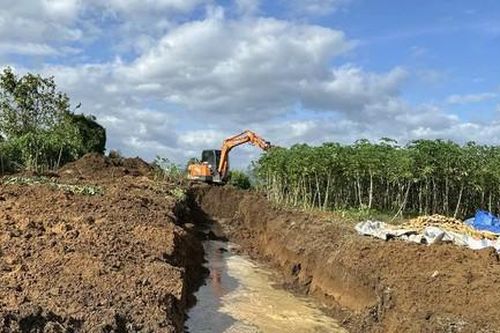 Đào kênh dài 100m để 'giải cứu' buôn Nu ngập úng gần nửa tháng