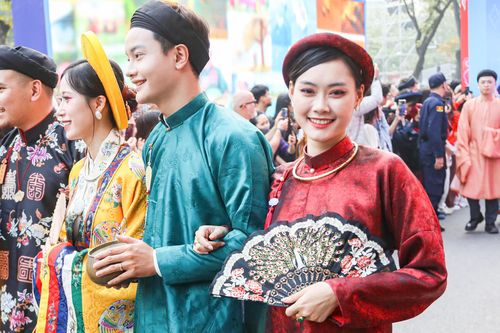 Choáng ngợp đám cưới thế kỷ 19 giữa lòng Hà Nội: 800 người diện Việt phục gây sốt phố đi bộ