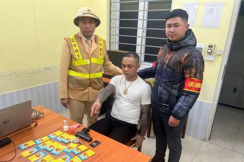 Kiểm tra xe ô tô nghi vấn, lực lượng 141 phát hiện súng và ma túy