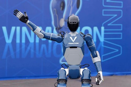 Việt Nam sắp có robot hình người đi lại linh hoạt
