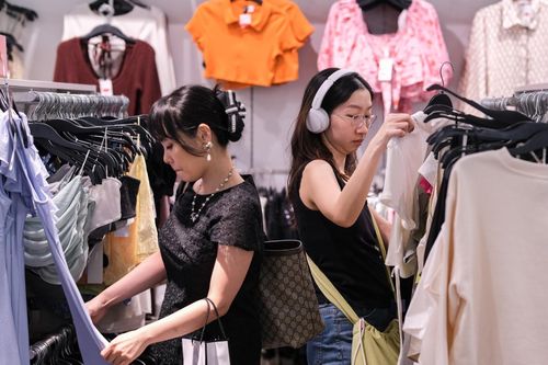 Tấp nập khách ngoại đến TP.HCM 'săn' quần áo, mỹ phẩm