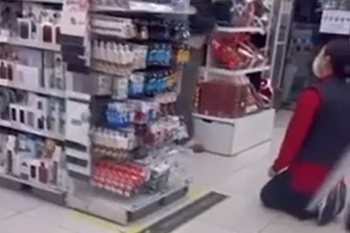 Bà mẹ bắt nhân viên quỳ gối xin lỗi ở Daiso Hàn Quốc gây phẫn nộ