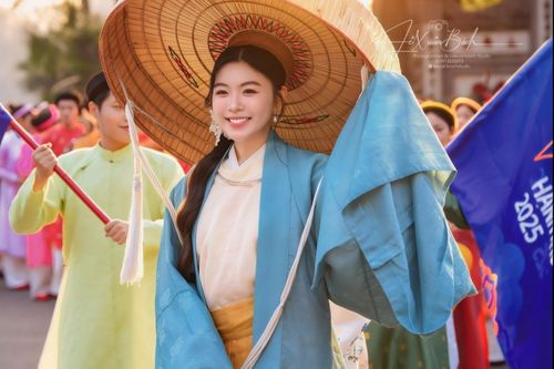 Lọ Lem diễu hành cổ phục gây chú ý